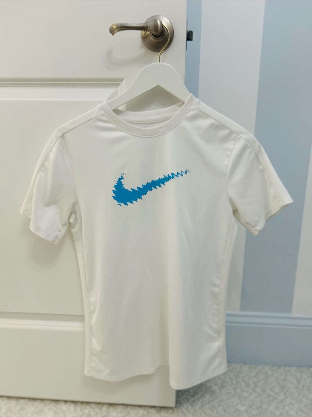 Nike White Performance Tee with Aqua Blue Swoosh Size XL
